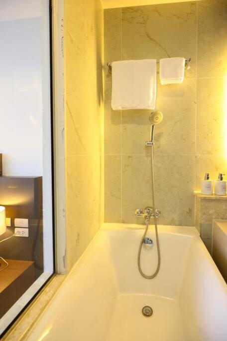 Specious Luxury 2 Bedrooms Apt. チエンマイ エクステリア 写真